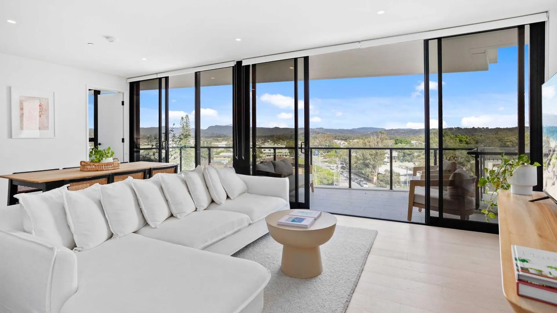 Palm Beach Luxury Apartment With Hinterland Views Gold Coast