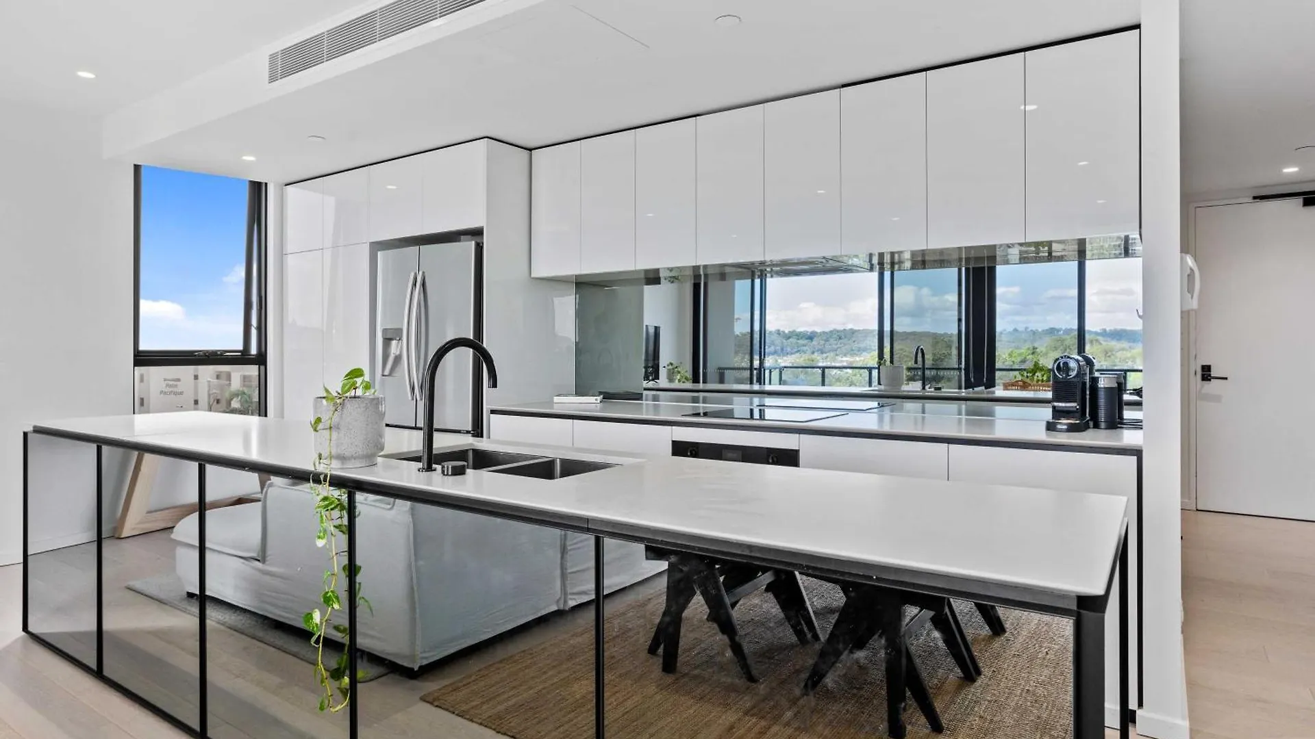 Palm Beach Luxury Apartment With Hinterland Views Gold Coast