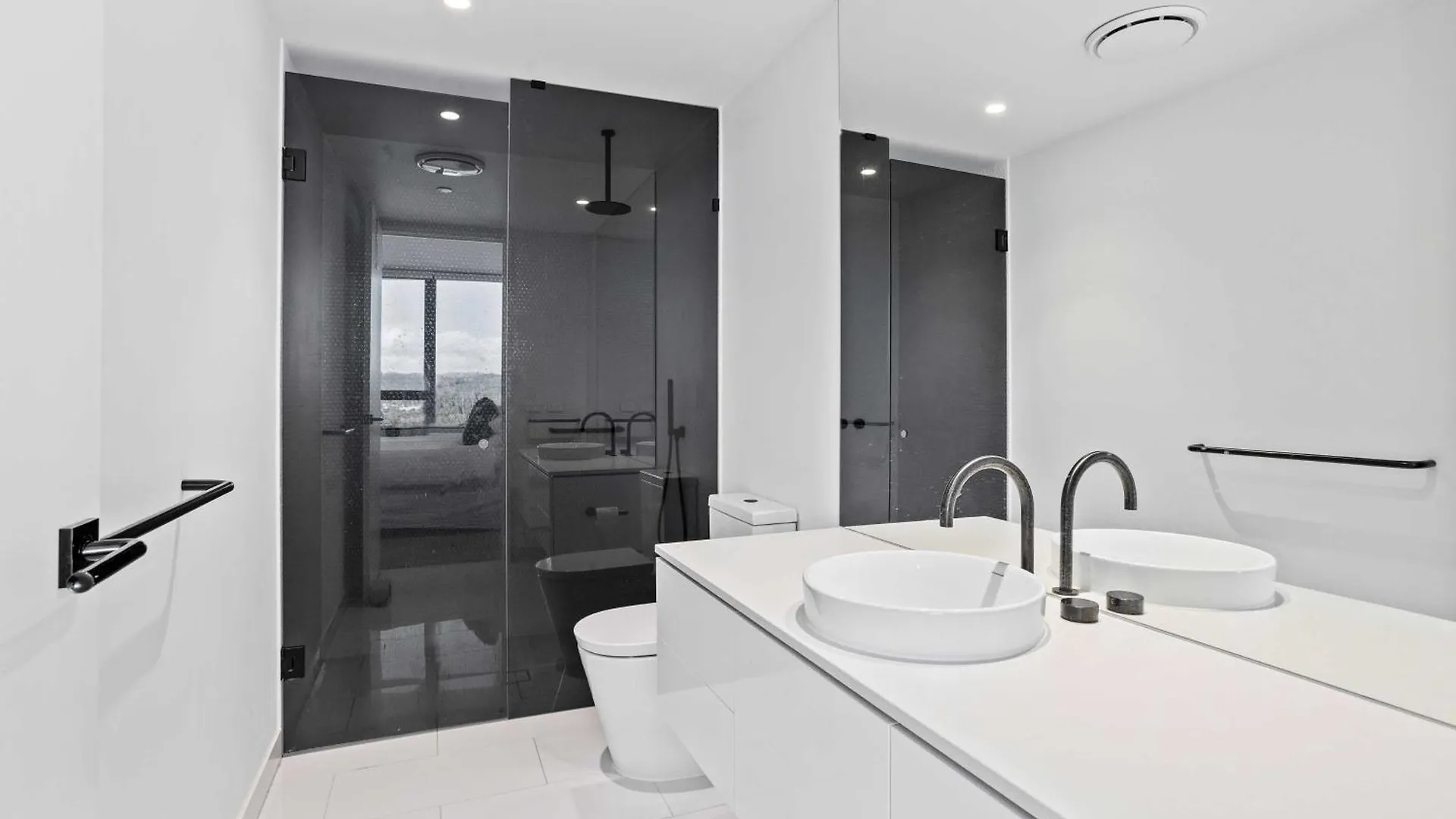 Palm Beach Luxury Apartment With Hinterland Views Gold Coast