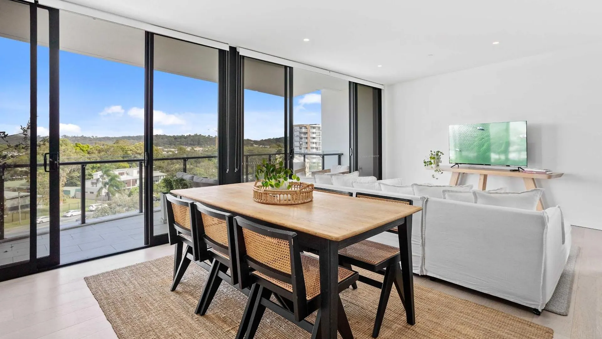 Palm Beach Luxury Apartment With Hinterland Views Gold Coast Austrálie