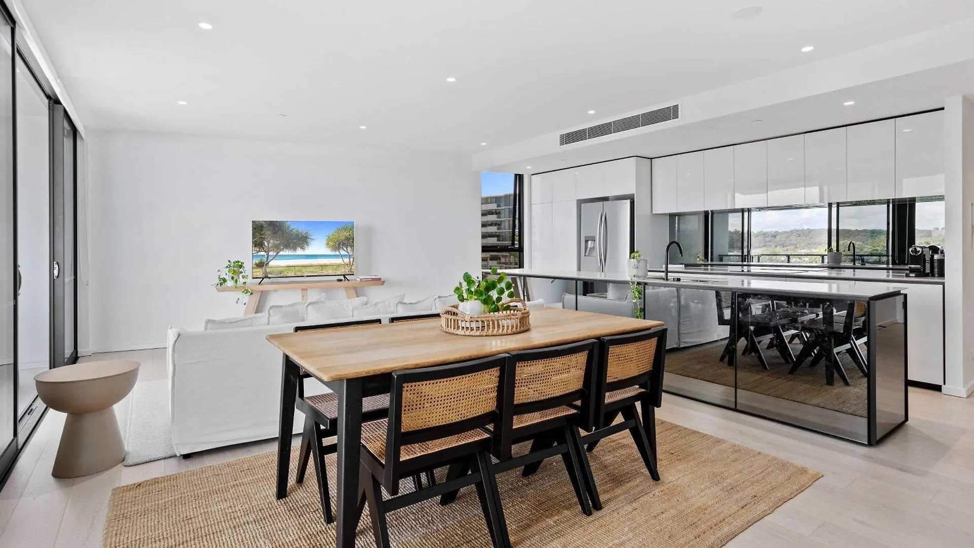 Palm Beach Luxury Apartment With Hinterland Views Gold Coast