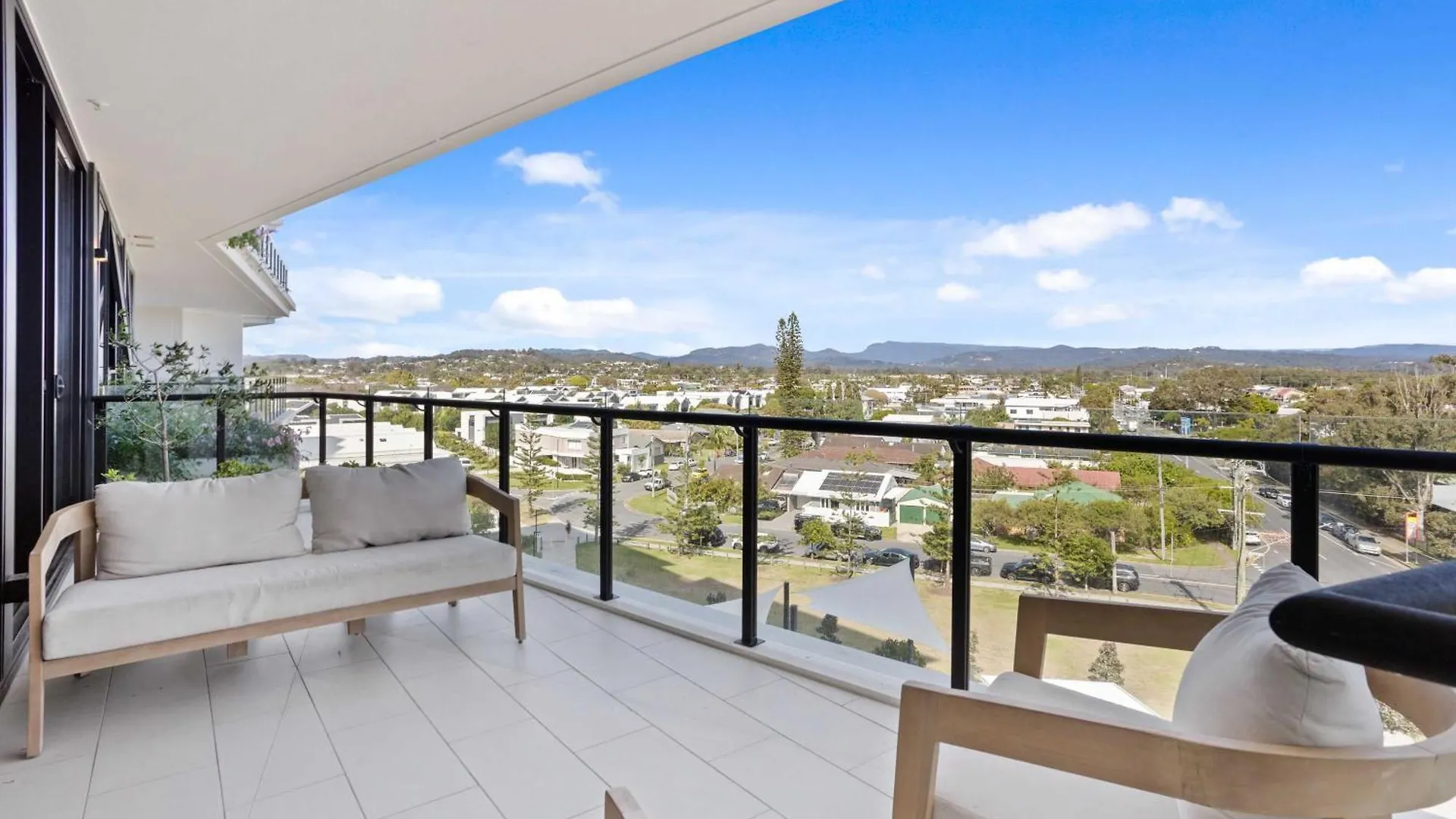 Palm Beach Luxury Apartment With Hinterland Views Gold Coast